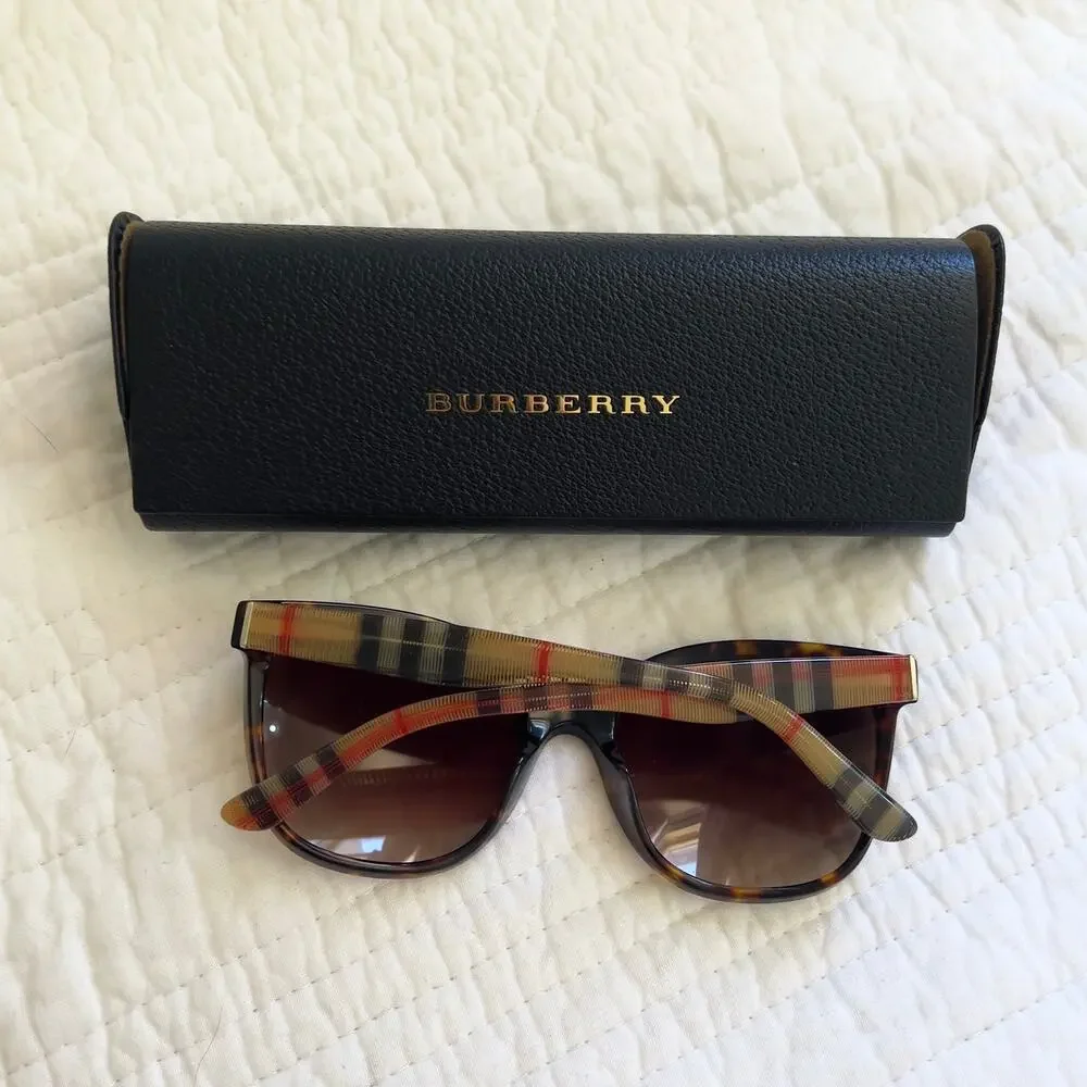 Burberry Sunglasses With Hard Plastic Case B4270-F